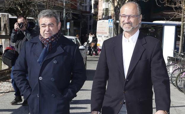 Justo Fernández con Luis Fuentes durante su visita a León. 