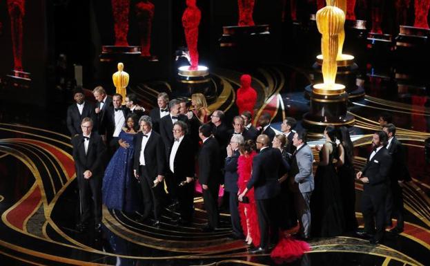 El equipo de 'Green Book', con su director, Peter Farrelly, a la cabeza, celebra el Oscar a la 'mejor película' sobre las tablas del Dolby Theatre de Los Ángeles.