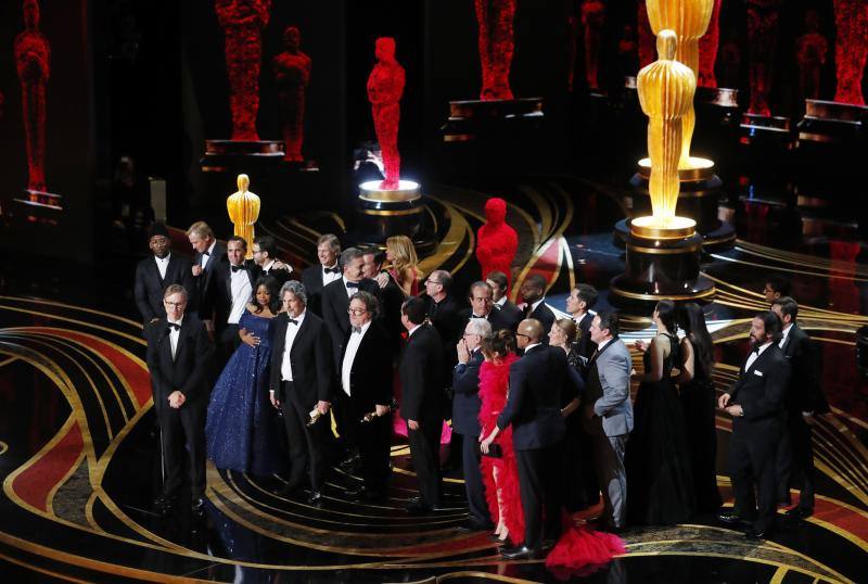 El equipo de 'Green Book', con su director, Peter Farrelly, a la cabeza, celebra el Oscar a la 'mejor película' sobre las tablas del Dolby Theatre de Los Ángeles.