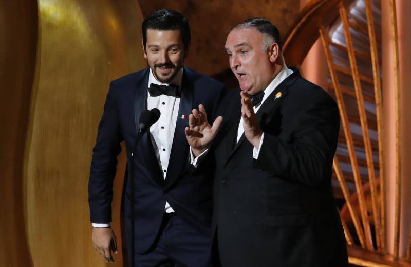 El actor mexicano Diego Luna (izquierda) y el chef español José Andrés presentaron la película 'Roma' valiéndose del castellano y el inglés.
