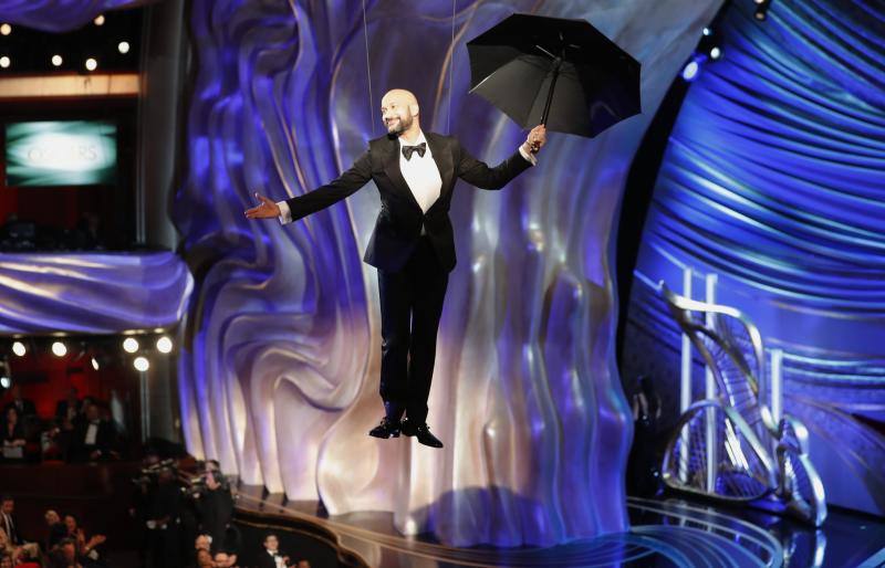 Keegan Michael Key vuela sobre el escebario del Dolby Theatre agarrado a un paraguas a lo 'Mary Poppins'.