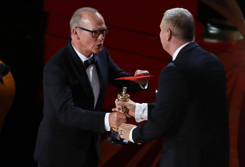 John Ottman (derecha) acepta el Oscar al 'mejor montaje' por 'Bohemian Rhapsody' de manos de Michael Keaton.