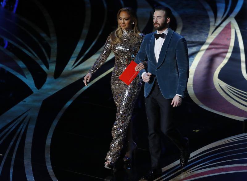 Jennifer Lopez y Chris Evans presentaron el Oscar al 'mejor diseño de producción'.