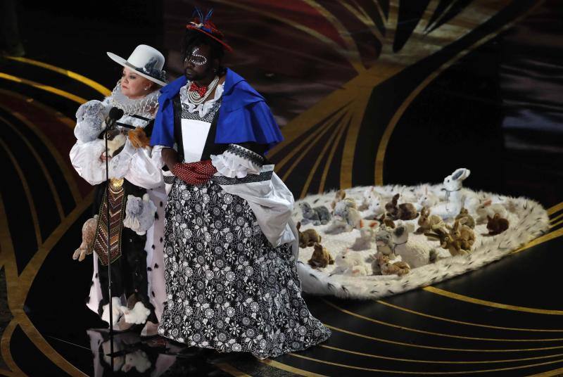 Melissa McCarthy y Brian Tyree Henr han entregado, con un disfraz de época reinterpretado a su manera, han entregado el Oscar al 'mejor diseño de vestuario'.