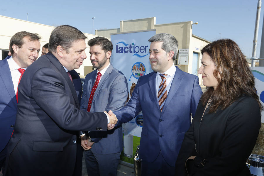 Fotos: El ministro de Agricultura visita la planta de Lactiber