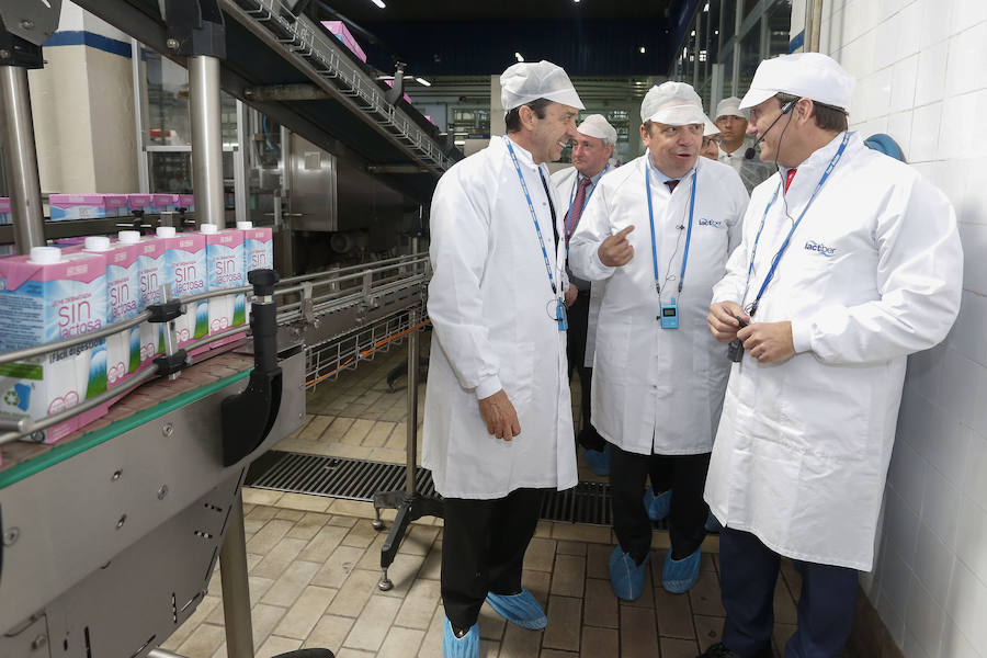 Fotos: El ministro de Agricultura visita la planta de Lactiber