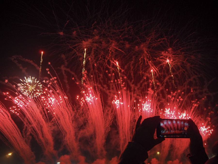 Fotos: La mascletá más alta de la historia de las Fallas