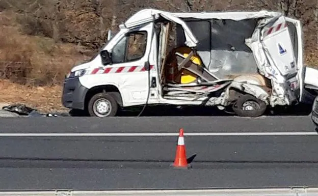 Imagen del estado en el que quedó el vehículo de señalización vial.