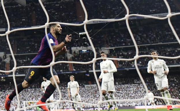 Luis Suárez celebra el tercer gol del Barcelona en el Bernabéu. 