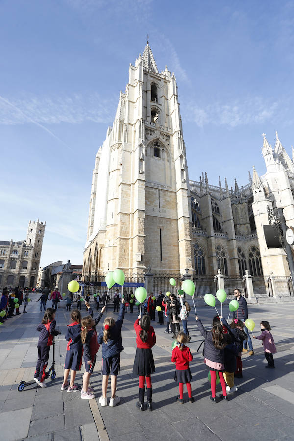 Fotos: &#039;Abrazo solidario&#039; a la catedral de León en el Día Mundial de las Enfermedades Raras