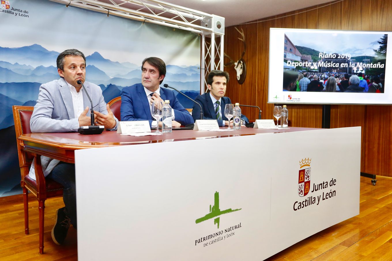 El consejero de Fomento y Medio Ambiente, Juan Carlos Suárez-Quiñones; el director general de Deportes, Alfonso Lahuerta y el alcalde de Riaño, Fernando Moreno, presentan la IV Edición de Música en la Montaña