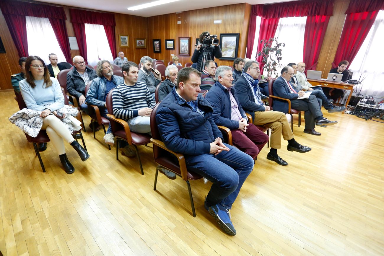 El consejero de Fomento y Medio Ambiente, Juan Carlos Suárez-Quiñones; el director general de Deportes, Alfonso Lahuerta y el alcalde de Riaño, Fernando Moreno, presentan la IV Edición de Música en la Montaña