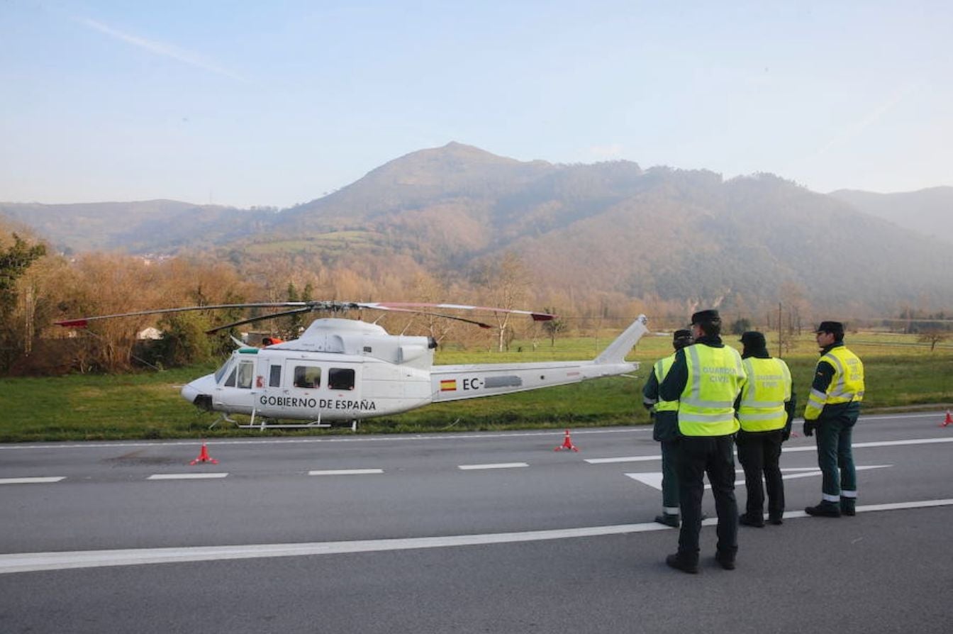 Recuperan el helicóptero de la BRIF de Tabuyo que cayó al río Narcea en Belmonte cuando trabaja en la extinción de un incendio forestal | Ha sido izado por otra aeronave, que lo ha depositado en tierra, donde se trabaja en el desmontaje de las hélices para su evacuación