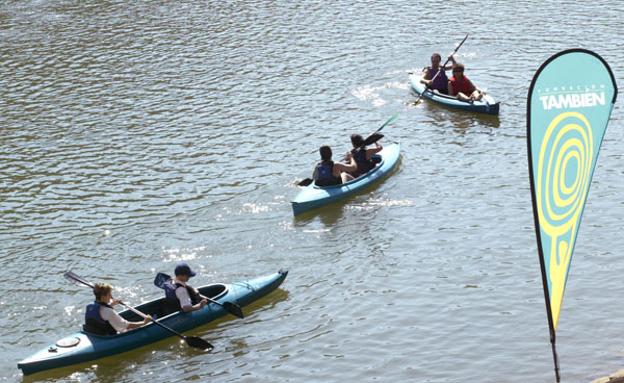 Ruta en piragua organizada por la Fundación 'También' dentro de las actividades de Turismo Activo adaptado para personas con discapacidad en el Parque Natural de Los Arribes del Duero. 