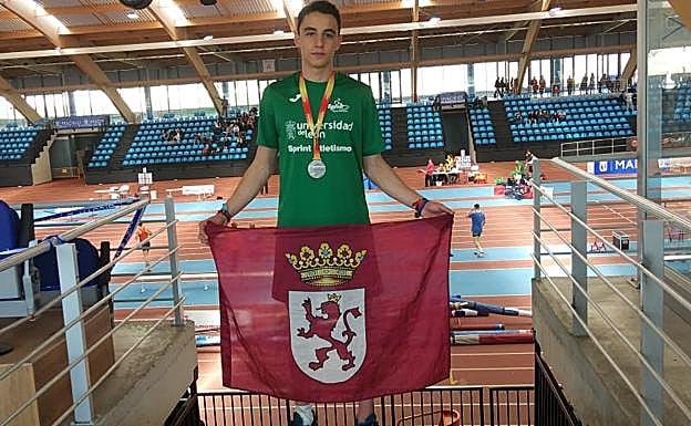 Daniel Amez posa con la medalla de plata.