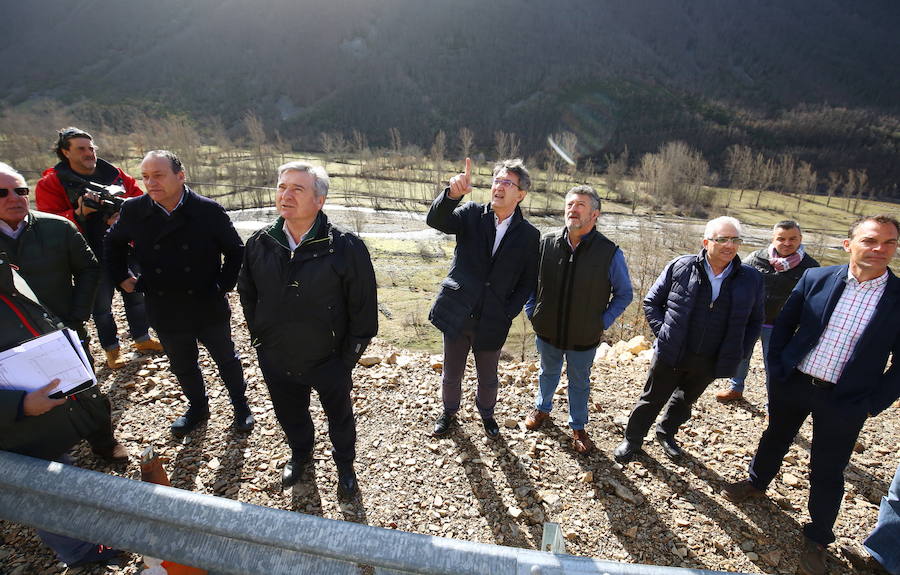 Fotos: Visita a las obras de emergencia en la carretera entre Matalavilla y Valseco