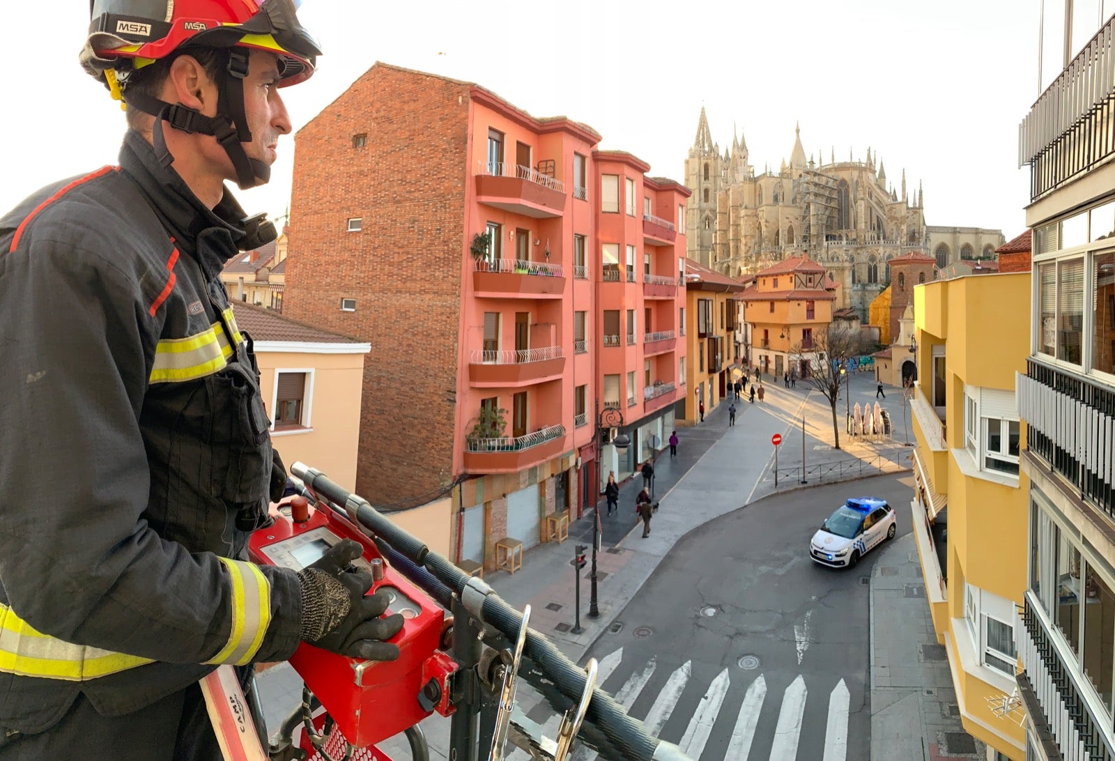 Caídas de elementos en fachadas y antenas, además de un incendio en Villanueva del Carnero e incidencias médicas tuvieron que ser atendidas por Bomberos de León