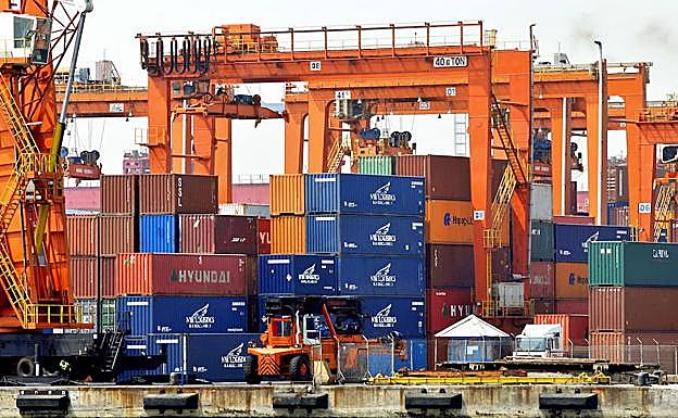 Mercancías en un puerto.