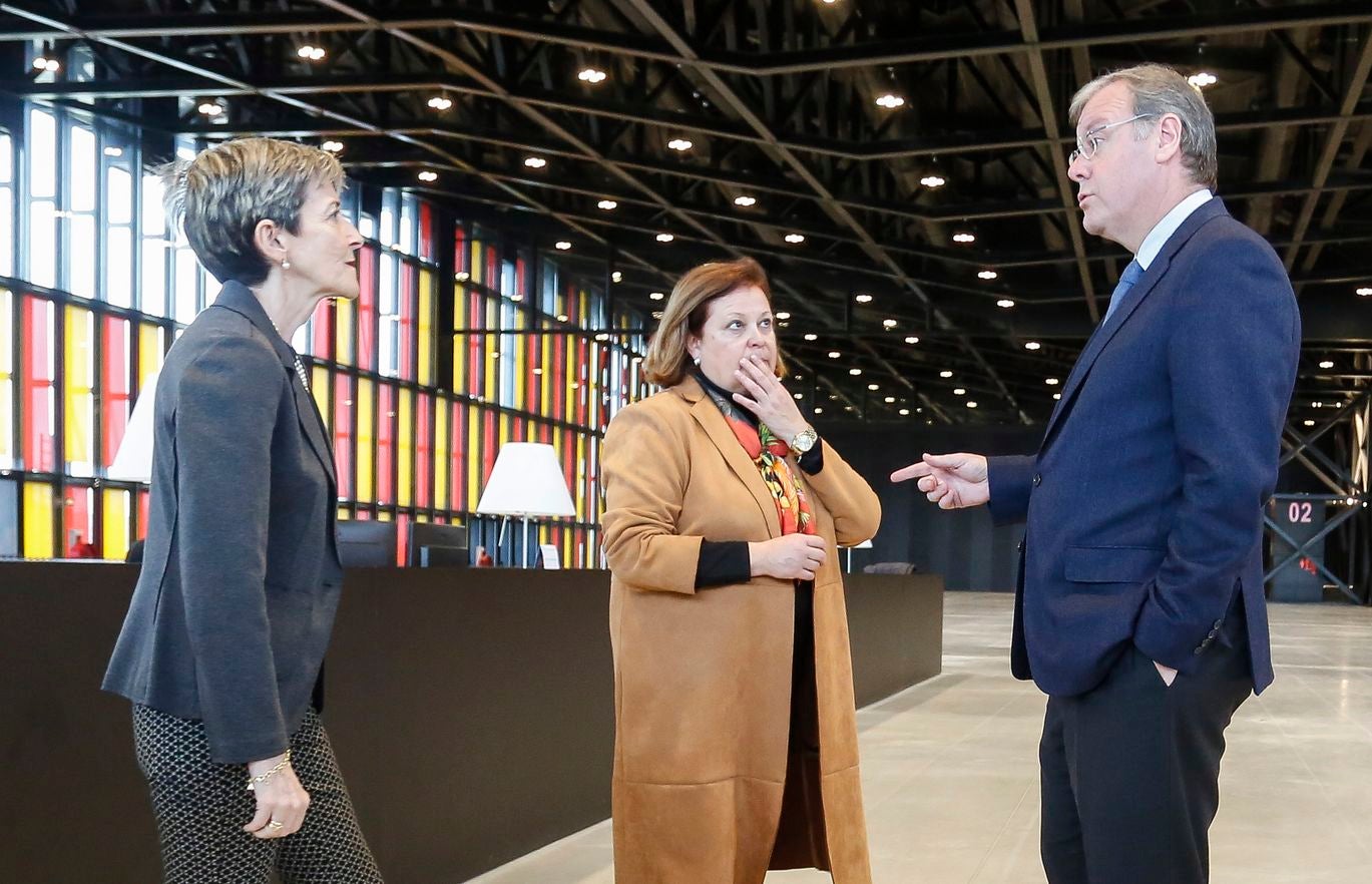 El alcalde de León, Antonio Silván, mantiene una reunión de trabajo y visita el Palacio de Exposiciones con la directora de Convenciones de Ifema, Belén Mann