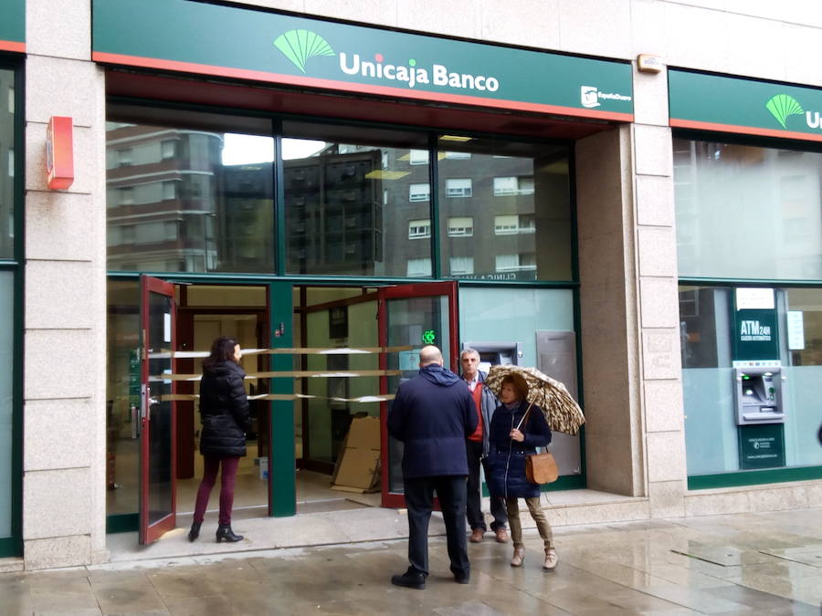 Fotos: Ataque a dos cajeros de Unicaja Banco en Ponferrada