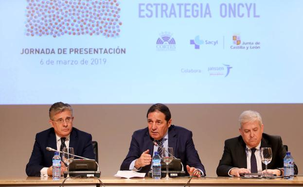 El consejero de Sanidad, Antonio María Sáez (C), interviene en la jornada sobre la Estrategia Regional de Atención al Paciente Oncológico de Castilla y León.