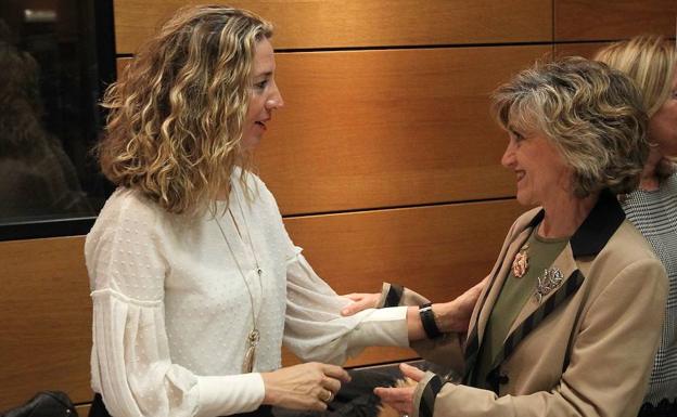 La consejera de Asuntos Sociales, Alicia García, saluda a la Ministra de Sanidad, María Luisa Carcedo.