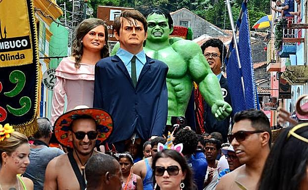 Bolsonaro, su esposa Michelle y el Increíble Hulk, en el desfile de muñecos gigantes de la ciudad brasileña de Olinda.