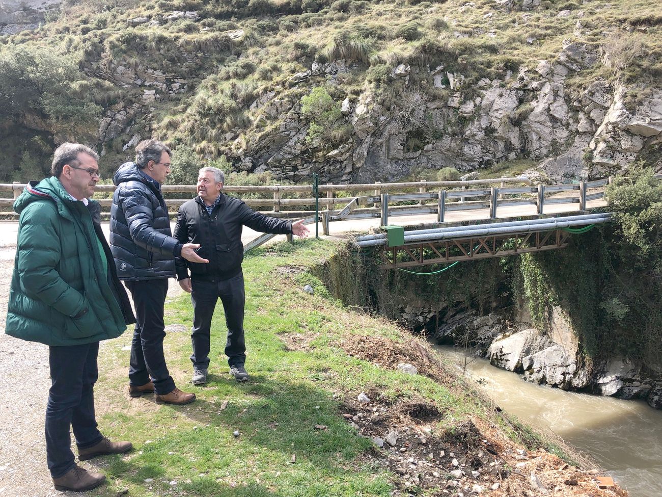 El presidente de la Diputación Provincial remarca la mejora permanente de viales y ve un ejemplo en Posada de Valdeón