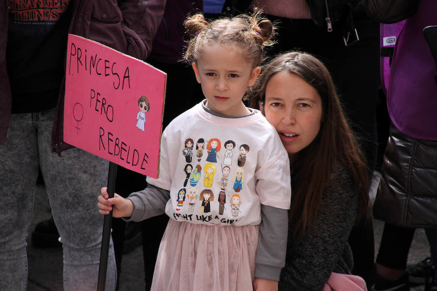 Miles de personas se concentran en Botines como preámbulo a la manifestación feminista que tendrá lugar en esta tarde de viernes