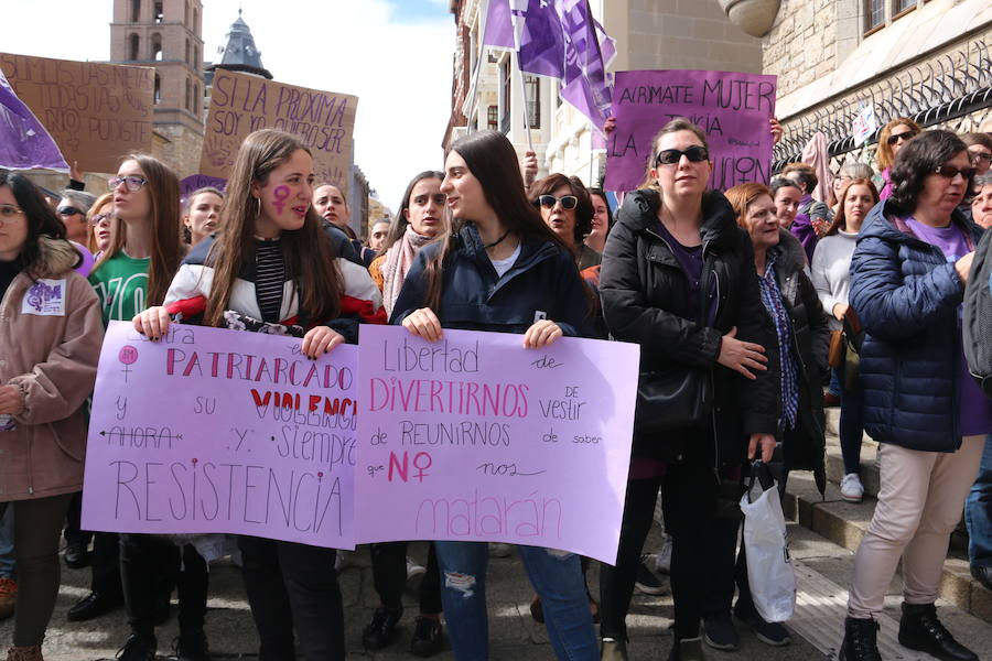 Miles de personas se concentran en Botines como preámbulo a la manifestación feminista que tendrá lugar en esta tarde de viernes