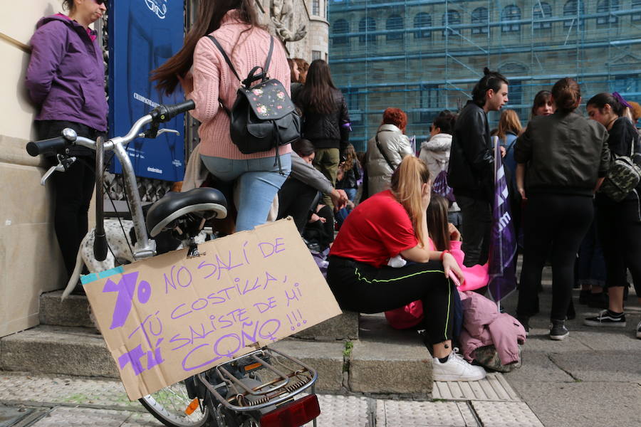 Miles de personas se concentran en Botines como preámbulo a la manifestación feminista que tendrá lugar en esta tarde de viernes