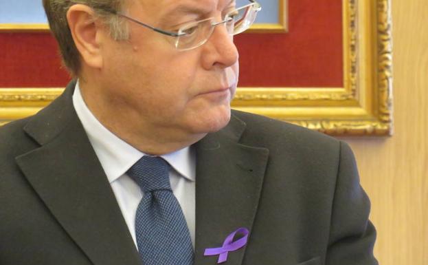 Galería. Antonio Silván, con un lazo morado.