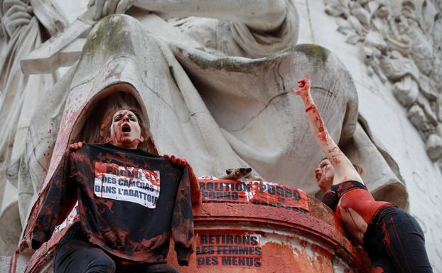 Imagen principal - Francia. Protesta en la plaza de la República en París./ Bélgica. Miles de mujeres salieron este viernes a la calle en Bruselas./ Macedonia. Manifestantes en la capital.