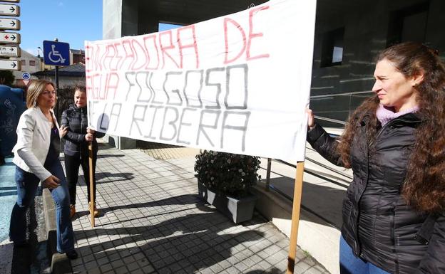 La consejera de Agricultura y Ganadería y portavoz de la Junta, Milagros Marcos (I), saluda a las trabajadoras de la planta embasadora de agua de Folgoso de la Ribera , a su llegada a la jornada del programa Bierzo Hub dedicada a la mujer emprendedora que se celebra en Bembibre 