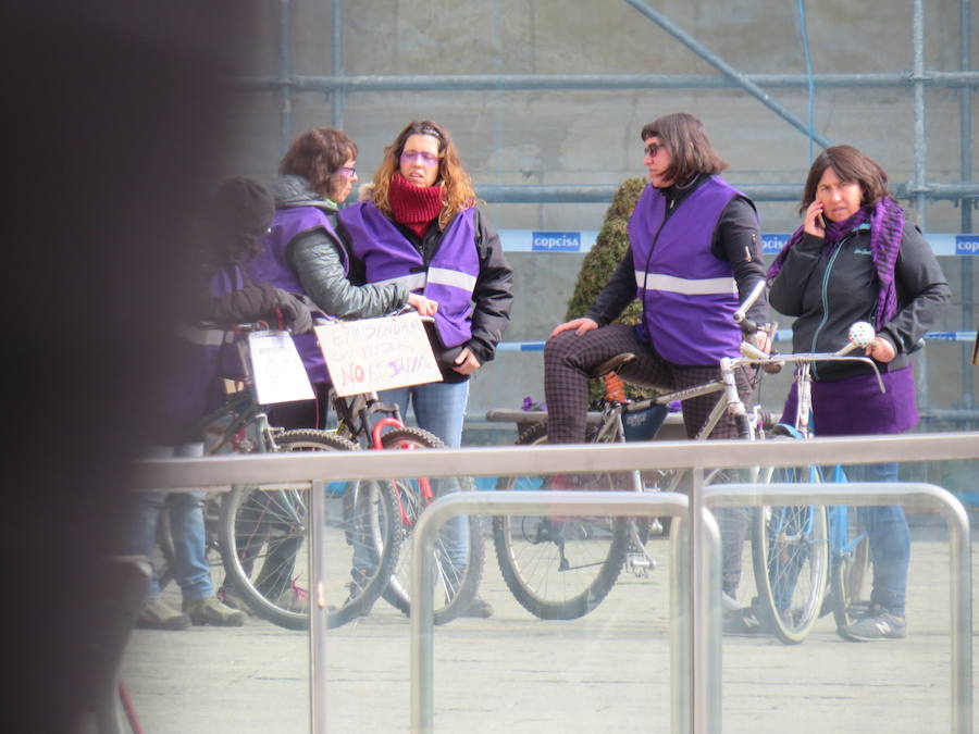 Fotos: Un bicipiquete y mucho morado en León