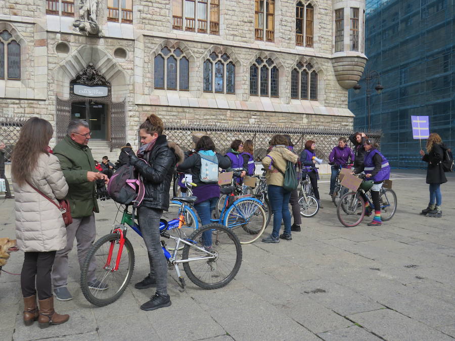 Fotos: Un bicipiquete y mucho morado en León