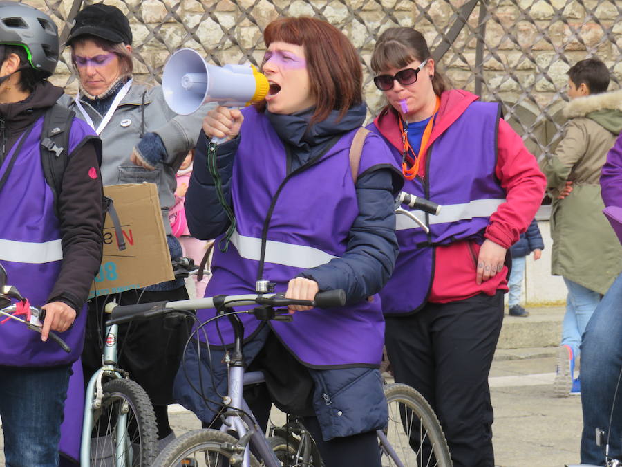 Fotos: Un bicipiquete y mucho morado en León