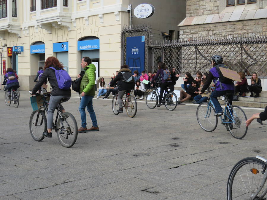 Fotos: Un bicipiquete y mucho morado en León