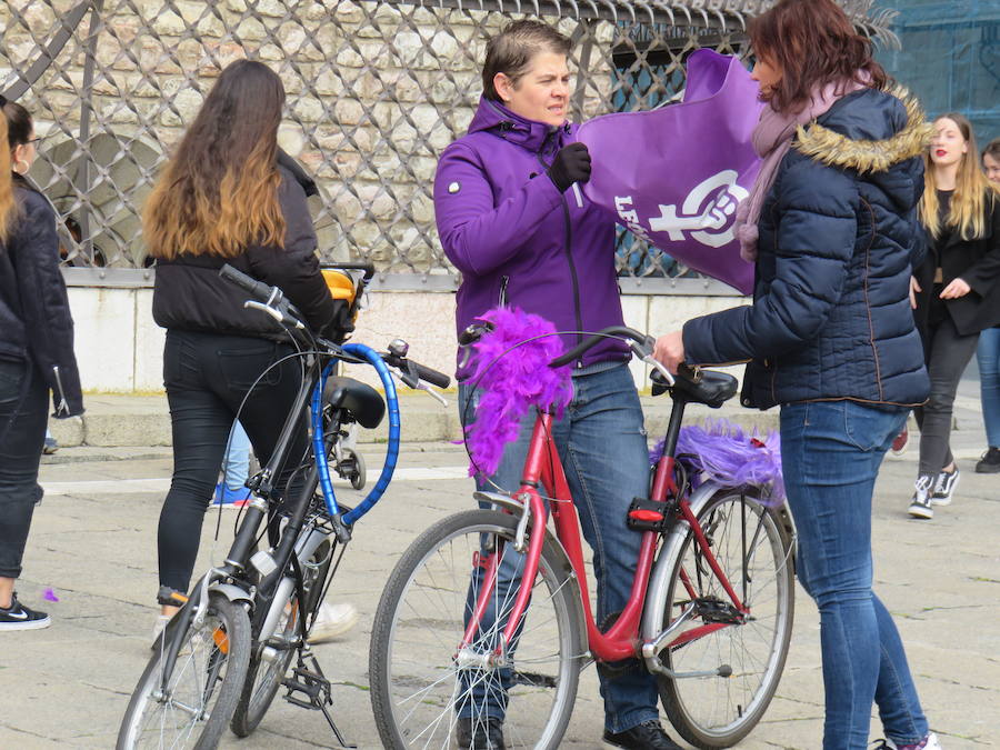 Fotos: Un bicipiquete y mucho morado en León