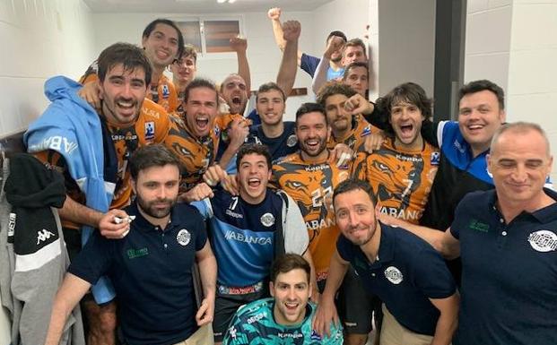 La plantilla celebra el triunfo.