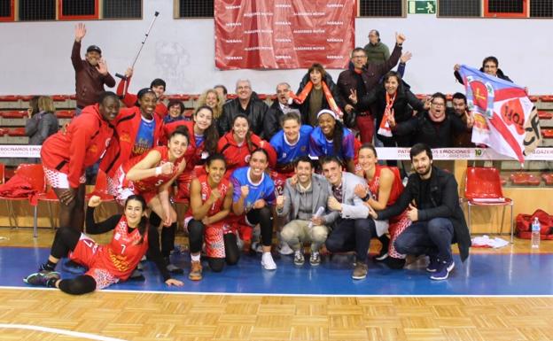 El equipo celebra la victoria con la afición desplazada.