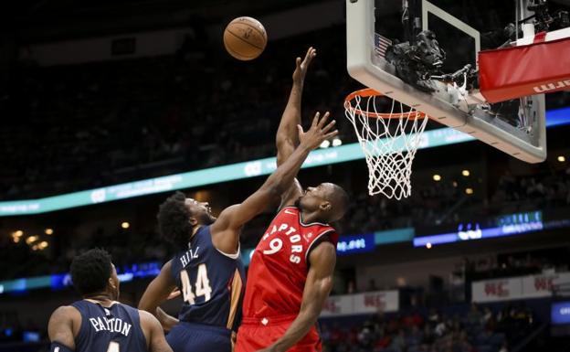 Serge Ibaka tapona un lanzamiento de Salomon Hill.