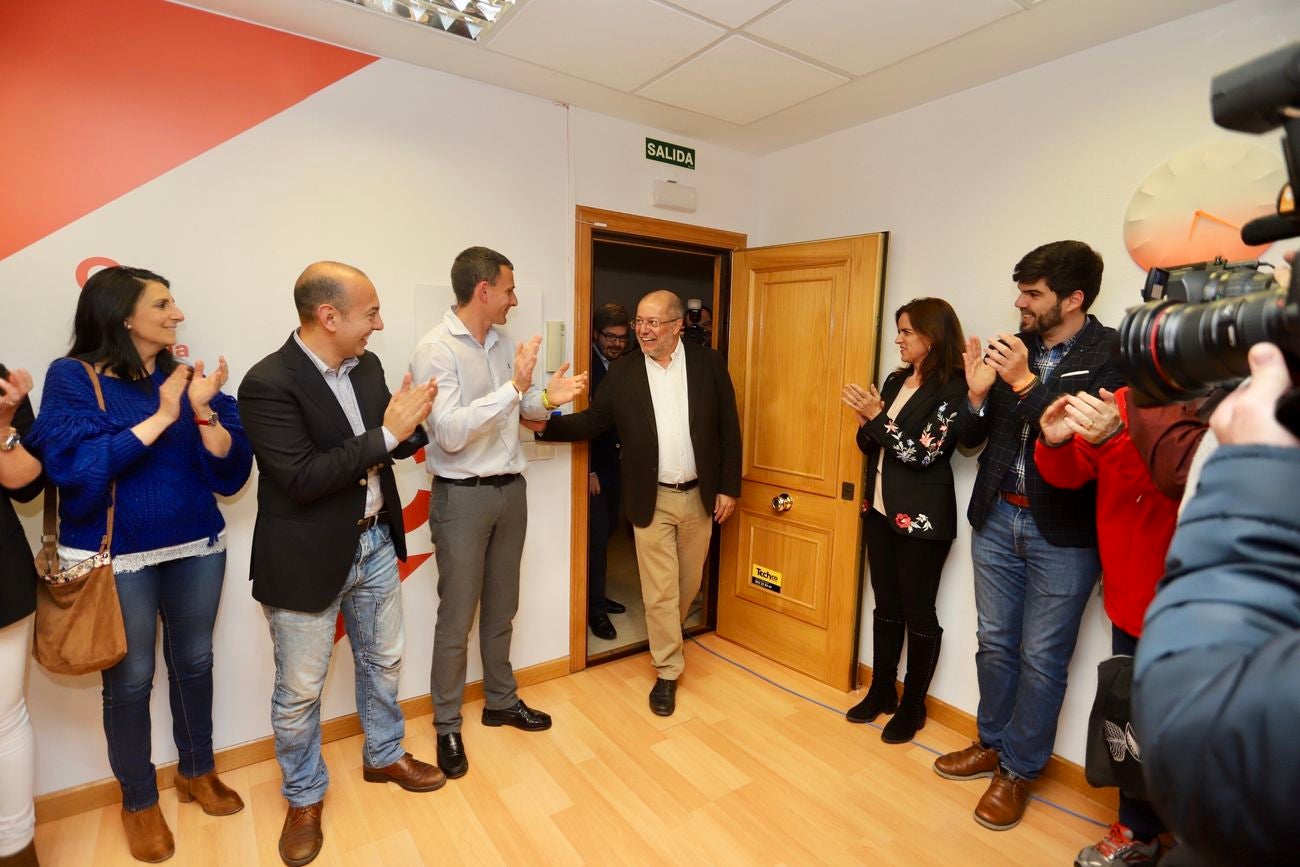 El candidato de Cs a la Presidencia de la Junta de Castilla y León, Francisco Igea junto a Luis Garicano y el secretario de Organización del partido, Fran Hervías, recibe el aplauso de los afiliados