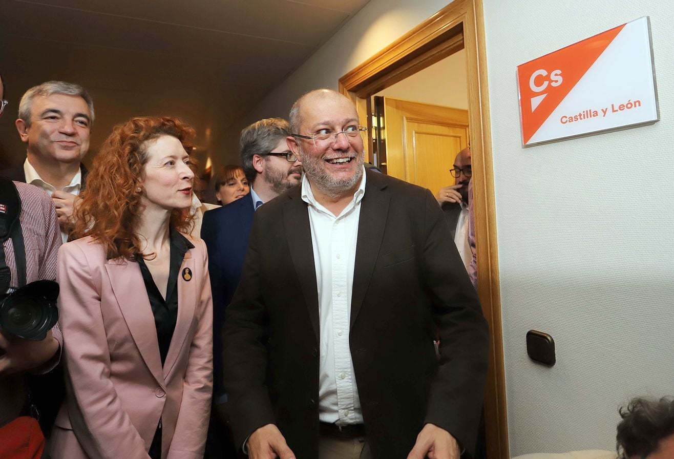 El candidato de Cs a la Presidencia de la Junta de Castilla y León, Francisco Igea junto a Luis Garicano y el secretario de Organización del partido, Fran Hervías, recibe el aplauso de los afiliados