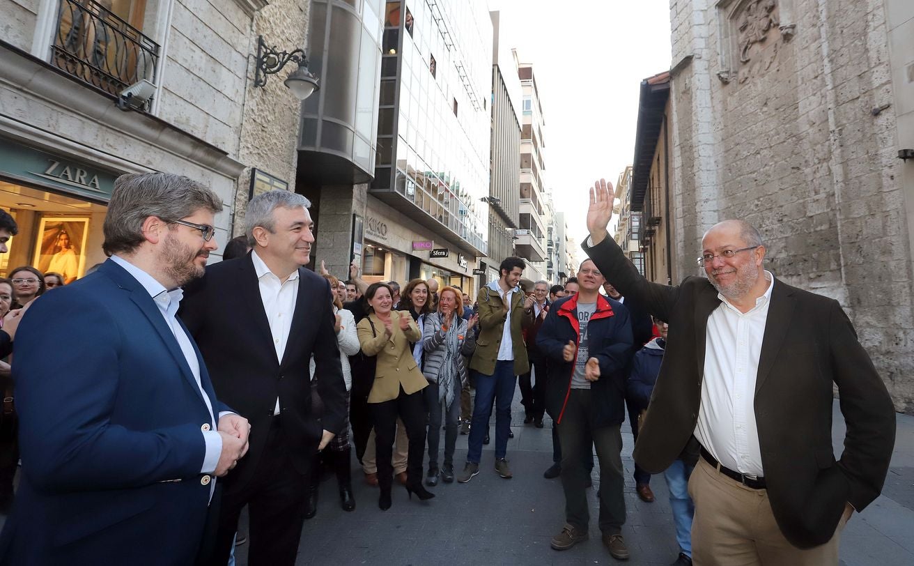 El candidato de Cs a la Presidencia de la Junta de Castilla y León, Francisco Igea junto a Luis Garicano y el secretario de Organización del partido, Fran Hervías, recibe el aplauso de los afiliados