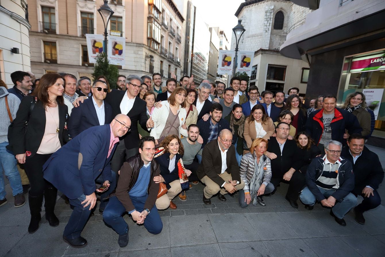 El candidato de Cs a la Presidencia de la Junta de Castilla y León, Francisco Igea junto a Luis Garicano y el secretario de Organización del partido, Fran Hervías, recibe el aplauso de los afiliados