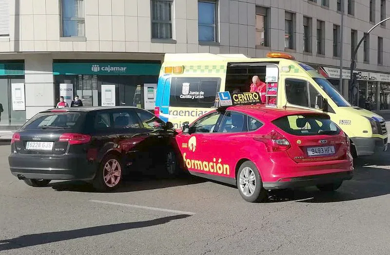 Fotos: Se empotra contra un coche de autoescuela en León capital