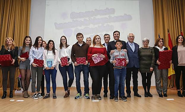 Galería. El consejero de Empleo entrega los XV Premios Escolares de Prevención de Riesgos Laborales.