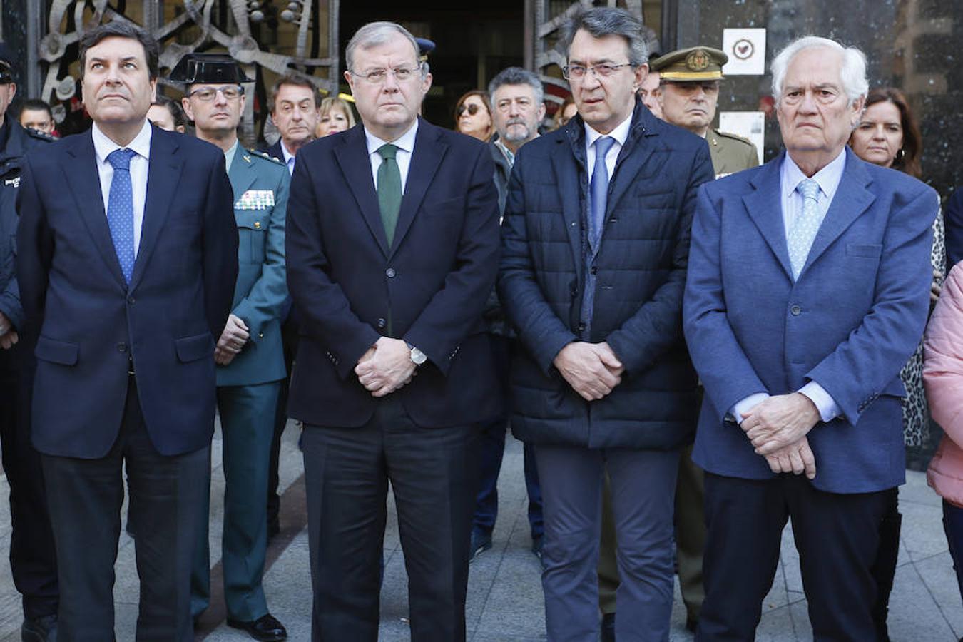 Fotos: Minuto de silencio en el Ayuntamiento de León por el 15 aniversario del 11M