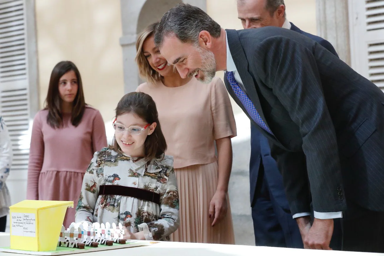 El leonés Adrián Ciria acudió acompañado de los profesores del centro de Educación Especial y también tuvo la oportunidad de explicarle al monarca su trabajo, un simpático vídeo en el que cuenta cuál es su visión de la figura de Felipe VI